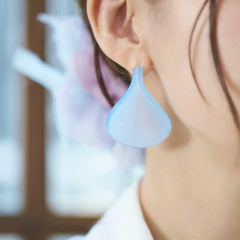 Chiko 藍色花瓣耳環／448元起（圖／Pinkoi提供）