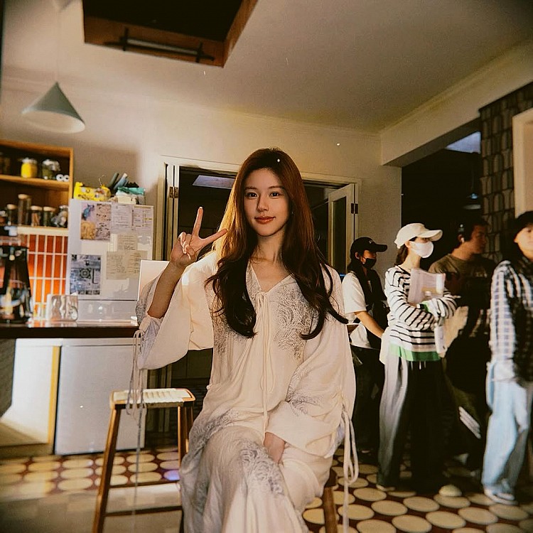 趙露思保養祕訣3：補妝前精華油打底