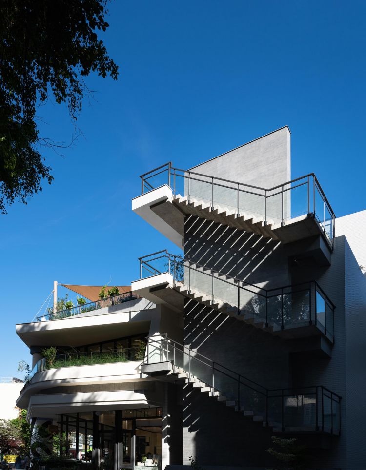 UR Living台中大隆店，作為台灣指標性複合式購物空間，集結Pazzo、mercci22等服飾品牌，打造如藝術展場般的購物空間，並榮獲2024 MUSE Design Awards設計大獎肯定。