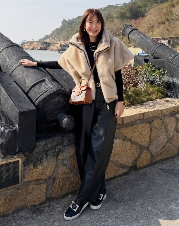 賈永婕最為人稱道的穿搭特色之一就是，她擅長將Bottega Veneta、Dior、Goyard、Chanel…等高奢精品，與Zara、H&M或韓國小眾品牌…等平價時尚巧妙混搭，透過比例、色彩與材質的拿捏，創造出極具辨識度的個人風格。