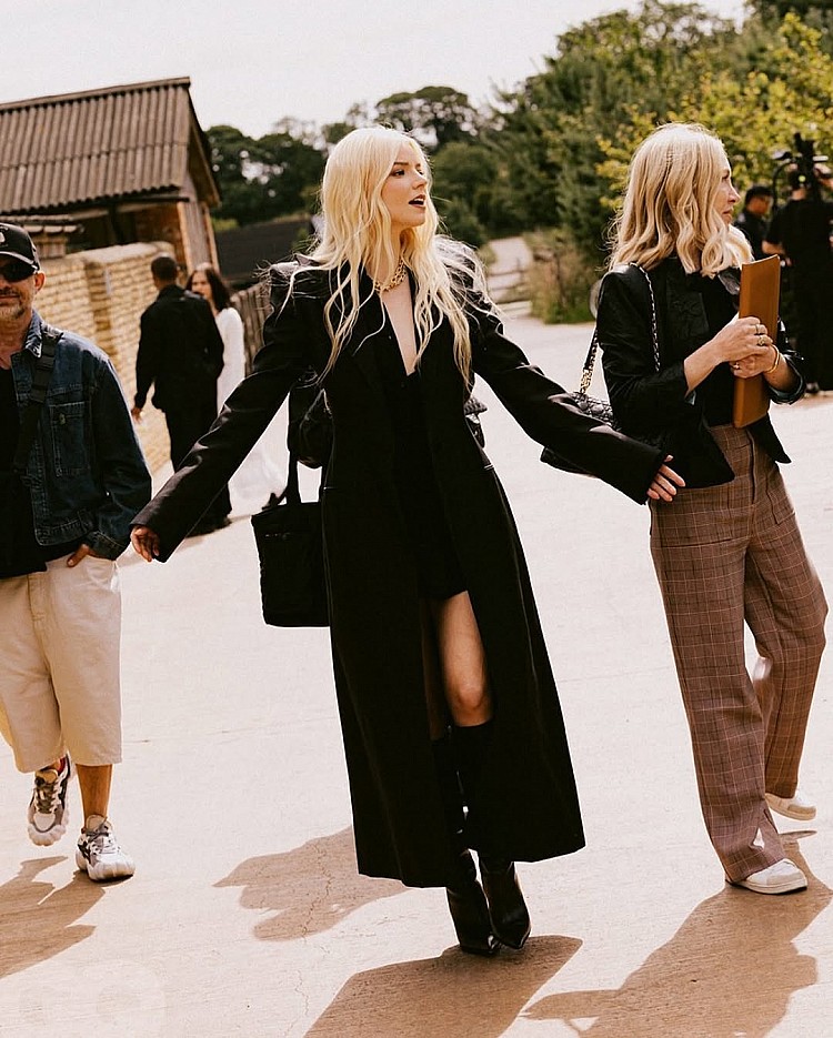 即便一整天不見任何人，Anya也會為自己點綴上迷人體香。