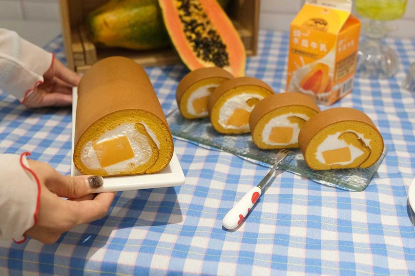 亞尼克生乳捲週年慶活動期間到門市買新品「木瓜牛乳生乳捲」，拚手速有機會買一送一。（圖／亞尼克提供）