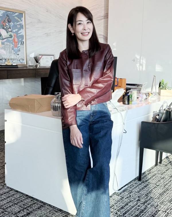 我就為《Bella儂儂》讀者們整理出賈永婕最常見，也具代表性的「6大50+減齡穿搭技巧」，提供給同樣處於人生黃金階段的成熟女性作為風格參考。