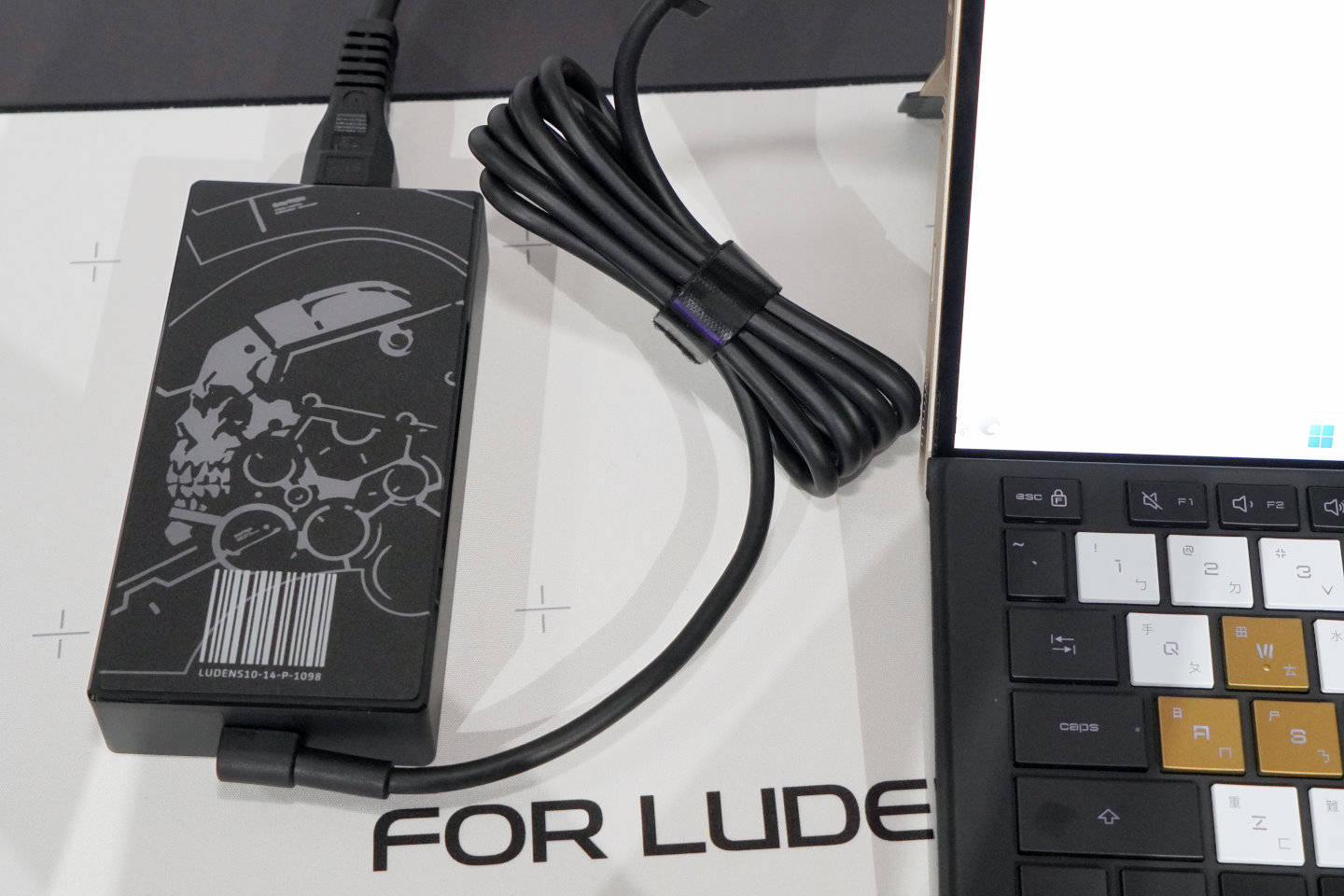 充電器部分也具有Ludens圖案。