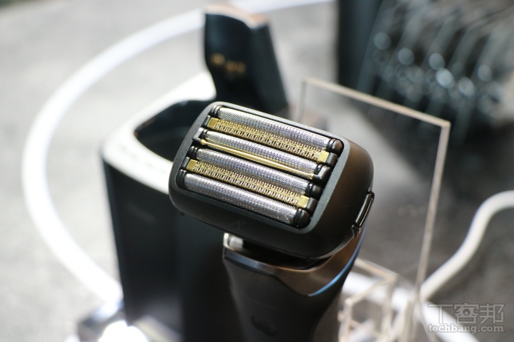 Panasonic LAMDASH PRO 6 採用「極薄深剃刀刃」 6 枚刃設計，不僅提高接觸面積，也進一步提升剃鬍效率與貼合度，搭配「極速線性馬達」，每分鐘可達 14,000 轉，能高效且穩定地去除頑固鬍鬚，刮得深、刮得快又不刺激肌膚。