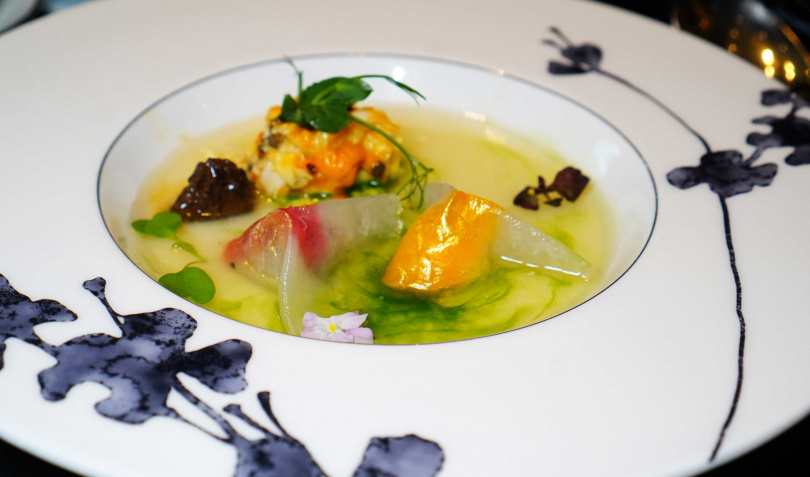 來自香港文華廳的得獎名菜「玉鱗魚躍逐金波」，可見雙色小金魚優游其中的可愛模樣