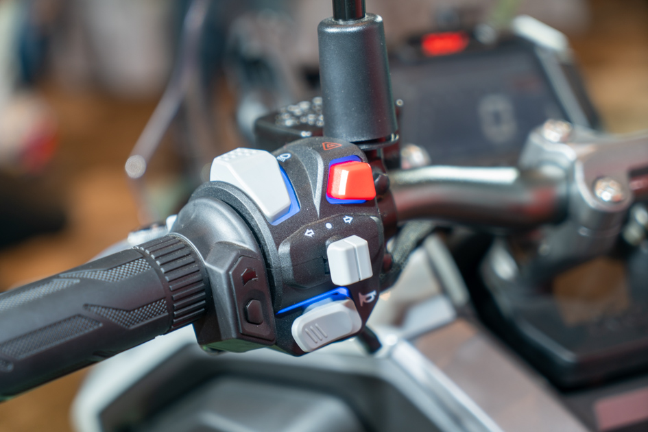 左側把手總成由上至下為遠光燈開關、雙黃警示燈開關、方向燈、喇叭