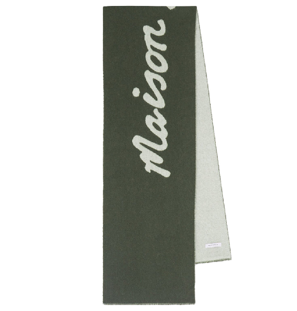 這款綠色系混紡羊毛圍巾，飾以Maison Kitsuné標誌性的手寫緹花圖案，為整體設計注入隨性又富藝術感的風格語彙。