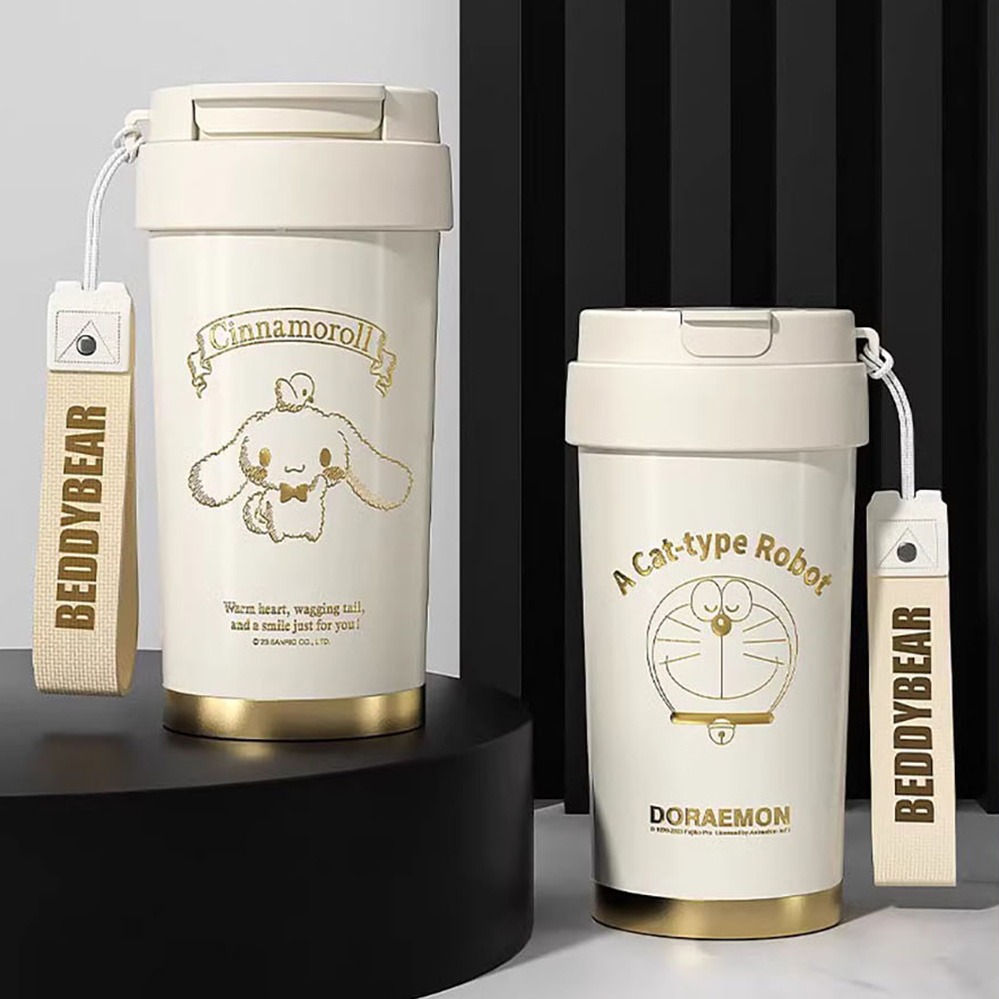 辦公室提神法寶【BEDDY BEAR 杯具熊】卡通聯名輕心保溫咖啡杯 (共3款可選) 哆啦A夢 KITTY 大耳狗 保溫水壺 一杯雙飲 長效保溫 上班族 咖啡提神 環保杯 附提繩
