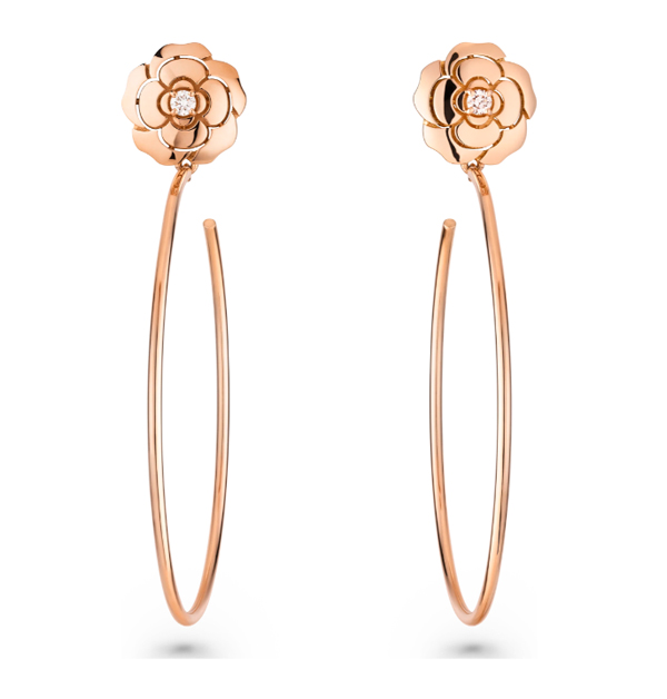 眾所皆知，山茶花是Chanel創辦人香奈兒女士一生鍾愛的花朵，也是她最重要的創作靈感來源之一。自品牌創立起，這朵象徵優雅與獨立的花，便持續被融入各式設計細節之中，其經典的「Camélia」珠寶系列一是由此延伸而來的創作。