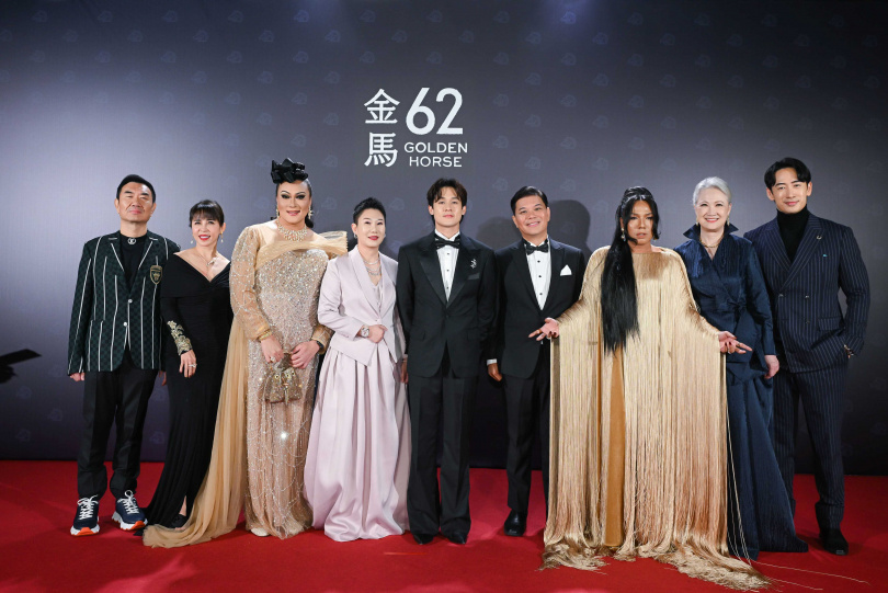 《好孩子》導演王國燊（右四）、男主角許瑞奇（中）、Shahreens（右三）、佘美璇（左四）、路斯明（右起）與洪慧芳等劇組成員一同出席金馬獎頒獎典禮。（圖／金馬執委會提供）