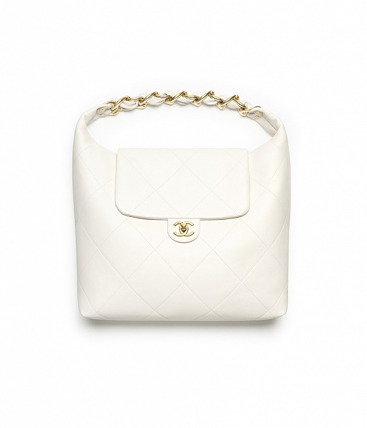 除了蝴蝶結元素的運用外，Chanel 亦憑藉品牌強大的設計符碼設計多款顏值與實用性兼具的包款