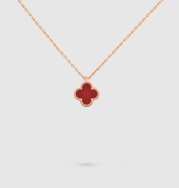 紅玉髓獨有的溫潤質感，在18K黃金或玫瑰金的映襯下，散發出一種熱情而優雅的氣息。不僅是許多珠寶愛好者的首選入門款，其飽和的色澤更能為日常穿搭增添亮點，展現佩戴者獨特的自信與好運氣場。