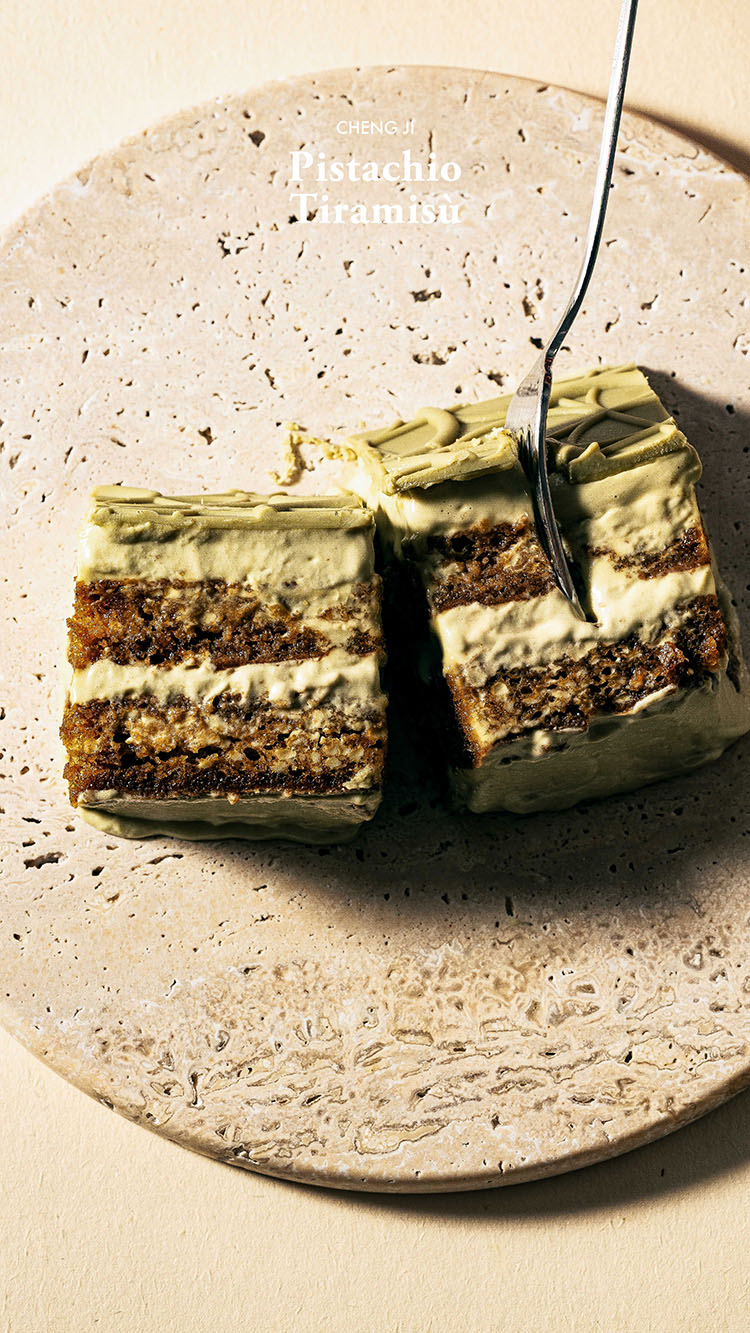 入口時先感受巧克力片帶來的脆度，隨後是開心果馬斯卡彭的柔軟與細膩，風味清晰、圓潤，質地順滑得像一口就能把冬日氣息捕捉住。