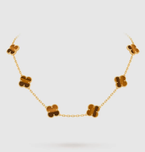 虎眼石具備獨特的絲絹光澤與深淺交織的條紋，這款長項鍊由多個圖騰銜接而成，展現出溫暖大地色系的沉穩與內斂，是極具層次感與異國風情的質感之選。