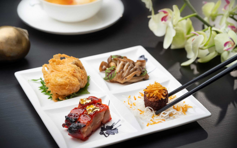 雅閣新主廚阮明燊以前菜拼盤「雅閣叉燒皇、脆栗鴨捲、柚香醋野菌、酥炸廣島蠔」體現粵菜酒樓的經典元素與細緻工藝。（圖／台北文華東方酒店提供）  