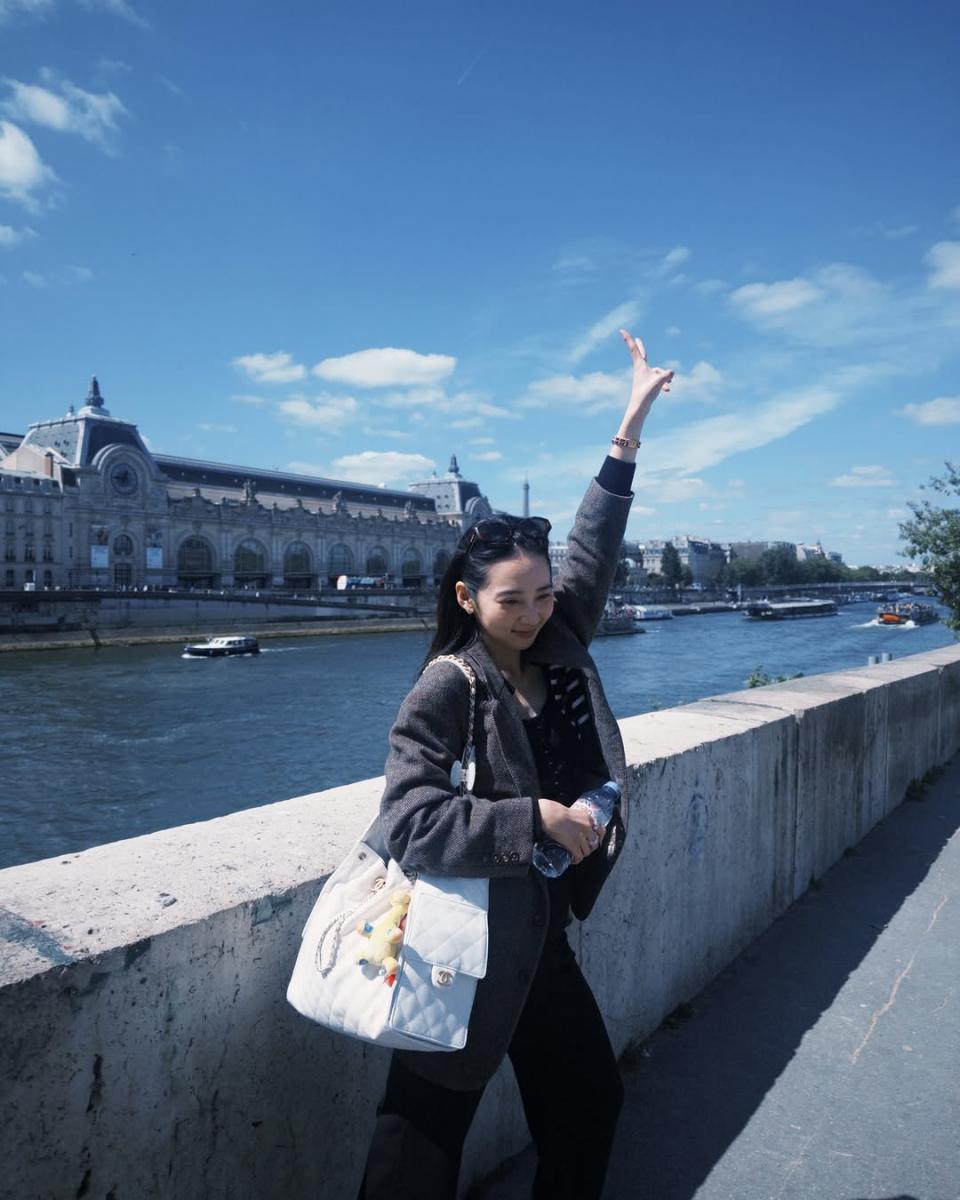 新生代演員李沐，用深色服裝搭配白色25包。