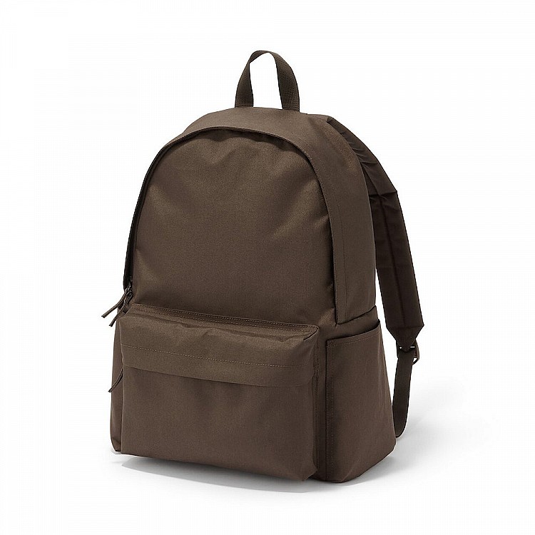 無印良品這款全新「撥水加工後背包」表布使用100%再生聚酯纖維，並做了撥水加工，小雨天不用擔心包內物品濕掉，讓雨天也能安心通勤！