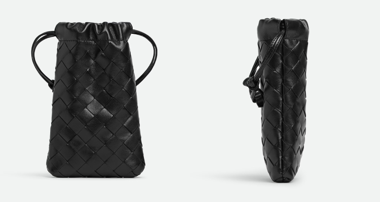 儘管BV此款用途原本是眼鏡盒，但你完全可以發揮小巧思，將它轉變成迷你手提小包來使用。這款長方形的小包，意外實用，不僅能放入眼鏡，還能收納幾張卡片或一些零錢，方便又貼心。