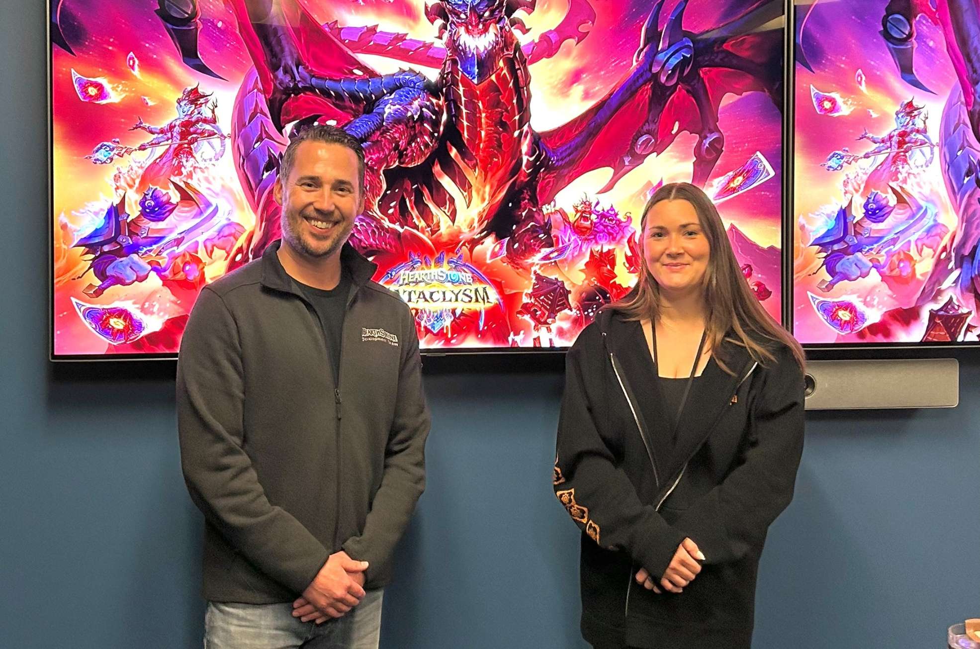 《爐石戰記》資深遊戲製作人 Eric Larson（左）以及首席設計師 Cora Georgiou（右）。