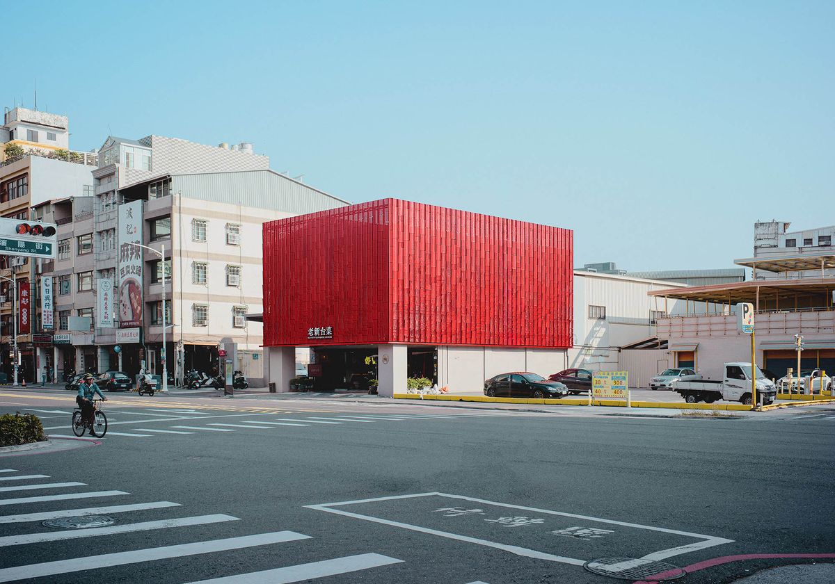 重塑老新台菜米其林餐廳，「Flame Flavor - A Red Cloak」以火紅色大膽改造，連結品牌與文化翻新街頭形象