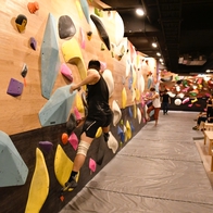 運動系情侶的室內約會好選擇！北中南 3 間室內抱石攀岩場推薦