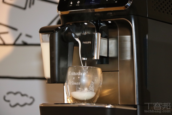 飛利浦 LatteGo EP5447 全自動義式咖啡機發表！首創無管線奶泡系統，攜日藝術家長場雄跨海聯名