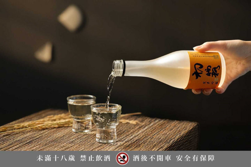 晶泉丰旅延續與霧峰農會酒莊合作，於「從心．澄淨」專案中贈送屢獲國際酒評肯定的「初霧純米吟釀」，以細緻清香陪伴冬日旅程。（圖／晶泉丰旅提供）