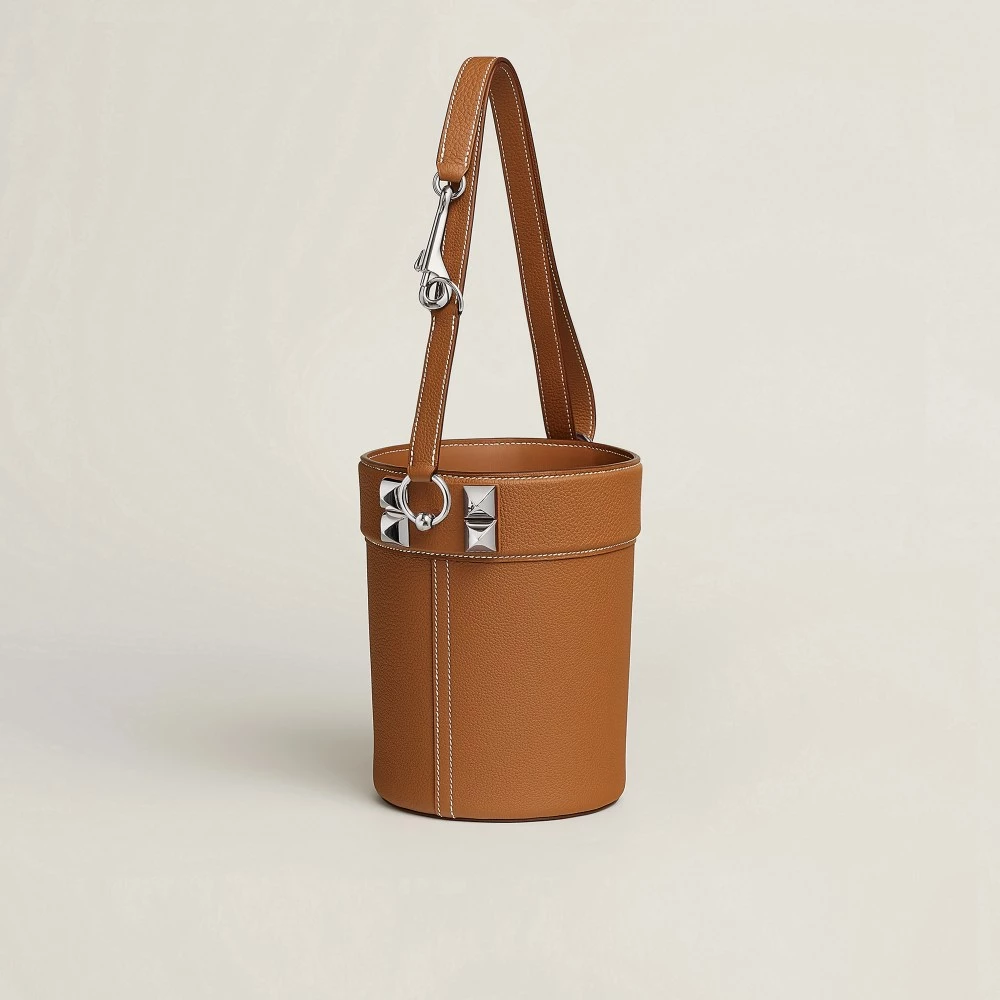 今年二月初，愛馬仕公佈了集團 2025 年度財報，其合併營收總計 160 億歐元（約台幣5,923億），依固定匯率計算較 2024 年成長 9%，依現行匯率計算年成長 5.5%，經常性營業利潤為 66 億歐元（占營收 41%），成長 7%，淨利 (集團應占) 達 45 億歐元，其亮眼的成長數字成為當今時尚產業中少數不受到大環境影響的品牌。而在細節品項中，品牌強項皮件與馬具部門以 12% 的成長，成為所有品類的冠軍，而在包袋的銷售上，除了我們熟知的凱莉、柏金之外，愛馬仕也整理出三款去年度最具淺力包袋！我們在這裡亦針對其三款包作詳細介紹。