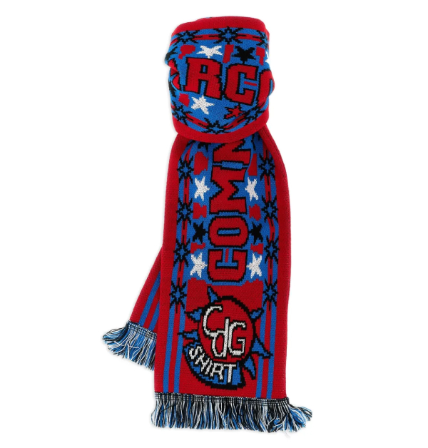 這條川久保玲紅色嵌花針織圍巾，以細緻的針織紋理為底，觸感舒適。圍巾邊緣點綴著俏皮的 流蘇，隨步伐輕輕擺動，增添浪漫氣息。