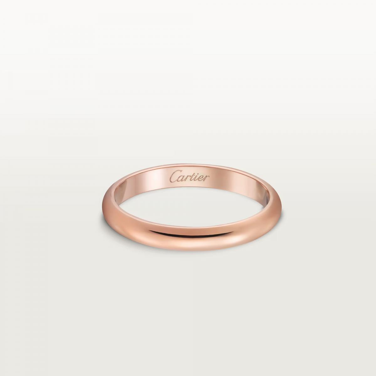 Cartier 的1895戒指，是極簡主義的最佳詮釋。以18K玫瑰金打造、寬度僅2.5毫米，線條流暢俐落，細節間流露著巴黎珠寶工藝的精準比例感。這枚戒指不需要任何多餘裝飾，就能展現出品牌百年歷史的優雅底蘊。它不僅能作為婚戒佩戴，與其他戒指疊戴時也能呈現輕盈層次感。對於不喜張揚、追求「耐看與恆久」的人來說，這枚戒指就像是一份不言而喻的承諾，簡單卻充滿份量。