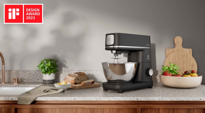 伊萊克斯在台上市極致美味 700 系列家電，半自動義式咖啡機、果汁機、氣炸鍋和手持掛燙機一次登場