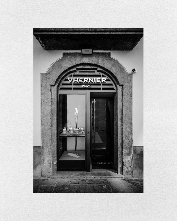 除了卡地亞與梵克雅寶，另外兩個品牌也不容忽視。2019 年，歷峰收購義大利奢侈品牌布契拉提；去年底，集團更收購了創立於 1984 年的珠寶品牌 Vhernier。