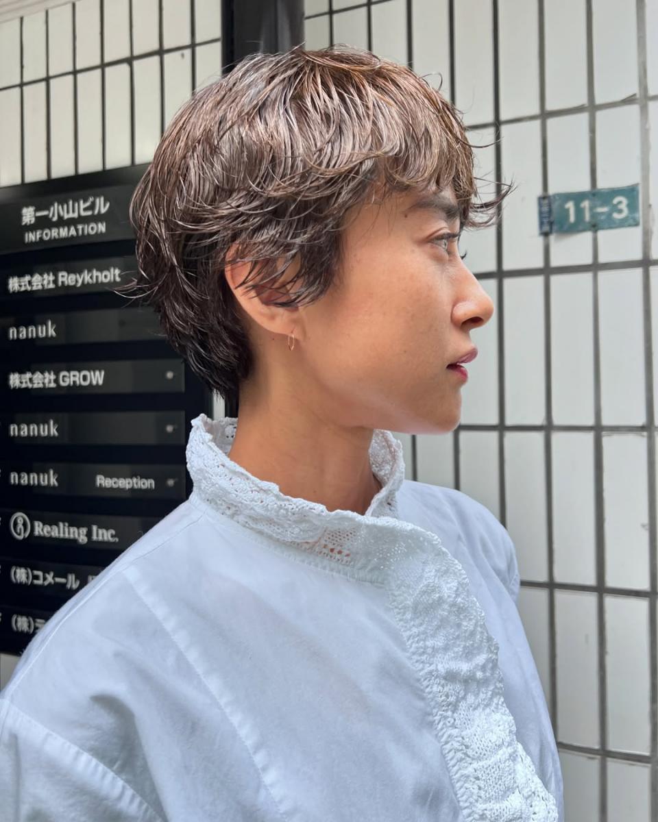 2025短髮造型推薦3：俏皮耳上捲髮