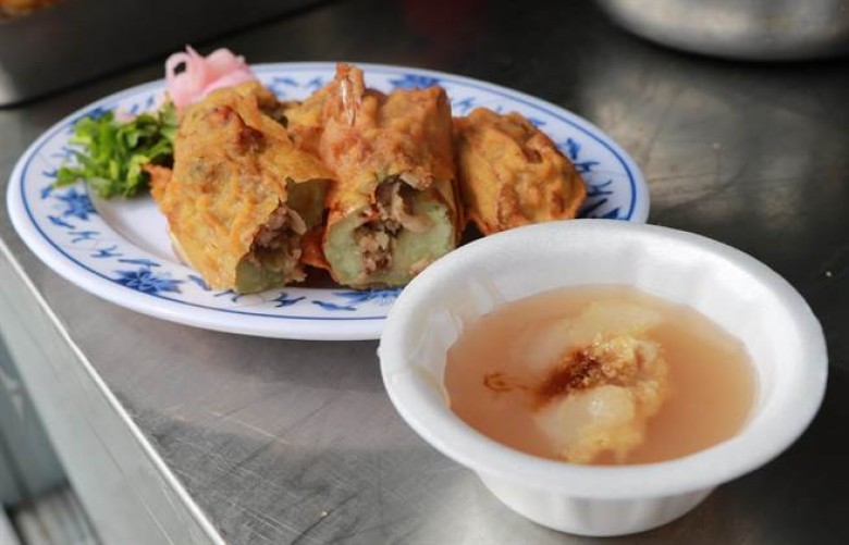 東港美食｜東港小吃│廟口蚵嗲，金黃香脆的蚵嗲，一口咬下熱騰騰的香氣撲鼻，大量的蔬菜爽脆