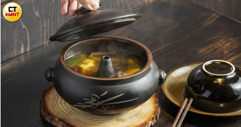 「汽鍋菌菇雞湯」保留雞肉彈性與嫩度，並加了竹笙、蟲草花，整體風味清爽不油膩。（380元，圖／楊澍攝）