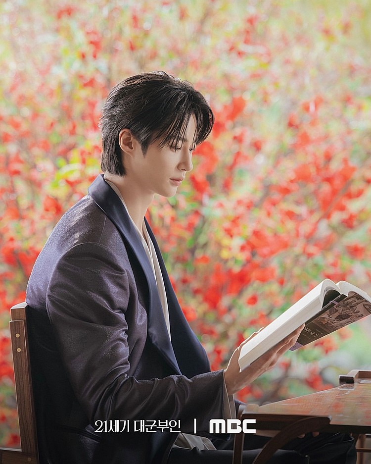 邊佑錫這次在《21 世紀大君夫人》飾演 21 世紀君主立憲制下大韓民國皇帝的二兒子李安大君，擁有王族尊貴身分卻因制度緣故「什麼也沒有」，透過與成熙珠的契約婚姻，也將發生前所未有的轉變...貴氣十足的裝扮一釋出也瞬間征服萬千少女們！