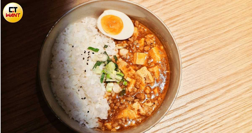 「川味麻婆豆腐飯」。（320元，圖／魏妤靜攝）