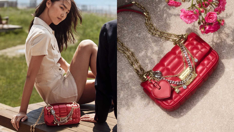 MICHAEL KORS Tribeca紅色小型鍊帶包／15,000元，心形包款掛飾／1,700元（圖／品牌提供）