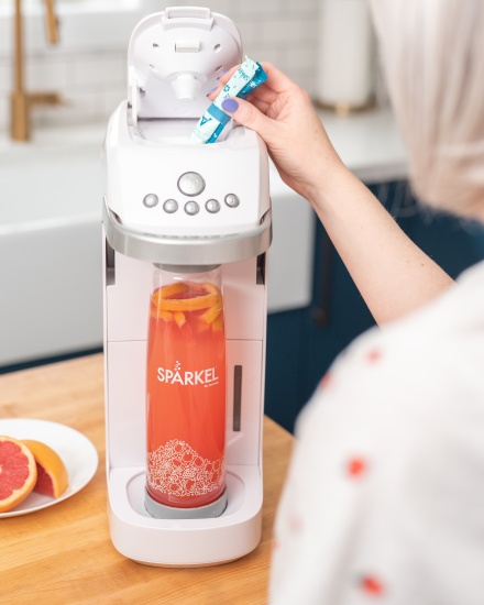 Spärkel 舒沛可電動萬用氣泡水機登台！首創氣泡粉打氣設計，各種飲品一鍵起泡