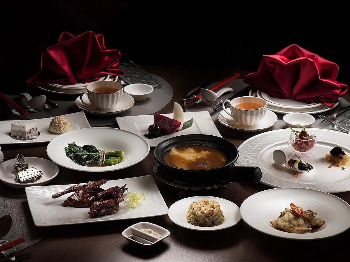 「名人坊」自 2010 年已連續多年獲得米其林星級肯定，台北繼世貿店、大直店後，這次插旗大巨蛋勢必也將吸引大量饕客前往朝聖。