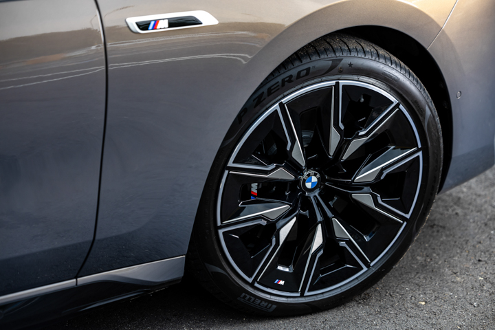  21 吋 M 空氣力學輪圈與黑色 M 煞車套件，強化 BMW i7 M70 xDrive 曜黑霸氣之姿