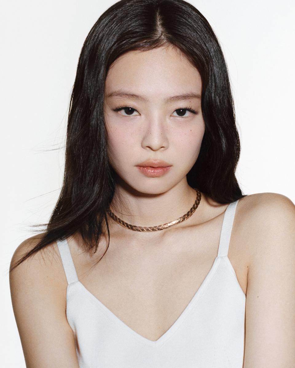 2019年 Jennie 成為 Coco Crush 主要形象大使，被視為系列發展的重要轉捩點。關鍵不只在於她的全球影響力，更在於她實際改變了市場如何佩戴與理解珠寶。她習慣將戒指、手環自由層疊，刻意淡化高級珠寶的正式距離感，讓珠寶自然融入舞台造型、私服與社群畫面中，反覆強化「可天天佩戴的高級珠寶」印象，也精準呼應系列原本設定的核心精神：自由疊搭、風格自定。香奈兒腕錶暨珠寶總裁 Frédéric Grangié 在《WWD》採訪中指出，Coco Crush 真正起飛始於2018年底北京活動後的全球通路布局，而 Jennie 的加入，則讓這條原本「鮮少被看見」的系列能見度大開。即便疫情期間未投入電商，自2022年起系列仍迎來強勁成長；雖未公開銷售數字，但仍以「能在短時間內清楚講出銷售件數」作為成功指標，已足以說明 Jennie 加入後，此系列早已成為香奈兒高級珠寶中不可忽視的核心營收板塊。