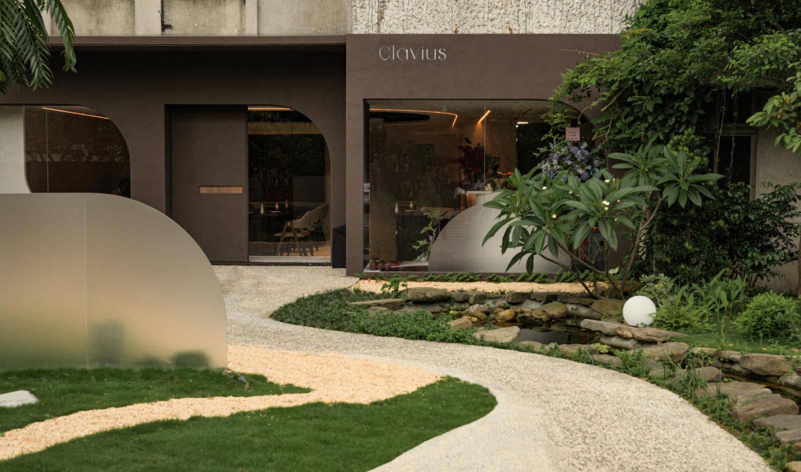 去年年中新開幕的「雲川水月」以廣闊庭院為序幕，蜿蜒礫石小徑引領賓客步入室內，圓弧線條與暖色調交織出柔和氛圍，瞬間隔絕都市的喧囂。