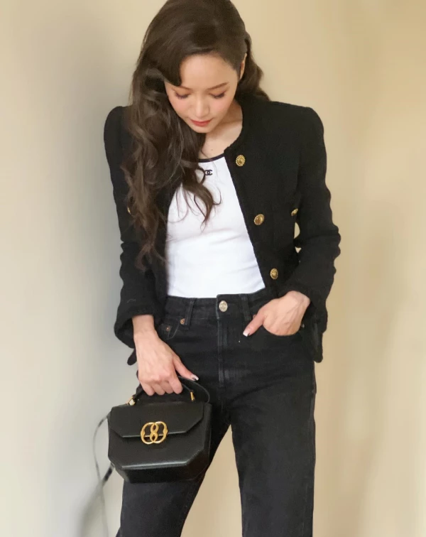 這套穿搭，完美詮釋了「小香風」的減齡新思路！侯佩岑巧妙地穿上最基礎的白色滾邊坦克背心及黑色高腰丹寧褲，去去中和帶有金色排釦的黑色粗花呢短外套可能帶來的嚴肅感與貴氣。 其實這套很好學，掌握「外套高級、內搭基礎」的原則，用簡單的單品去平衡重點外套，再搭配一顆有質感的皮質包，就能輕鬆穿出不費力、又帶點逆齡感的高級日常造型。