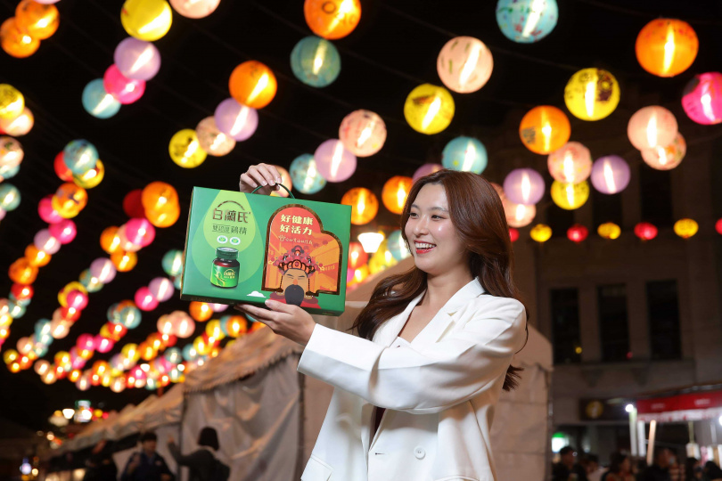 白蘭氏經典商品「雙認證雞精」結合城隍爺加持，幫助民眾提振精神求得好運。（圖／白蘭氏提供）