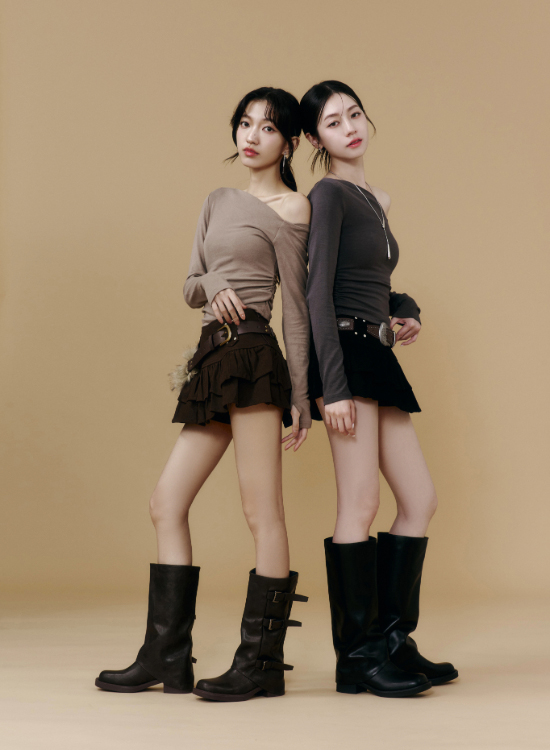 D+AF 遮肉神器顯瘦感褲管長靴穿搭推薦｜秋冬必備褲管鬆垮靴，簡約設計打造都會風格，搭配短裙或皮褲，展現酷帥或甜美多元風格。