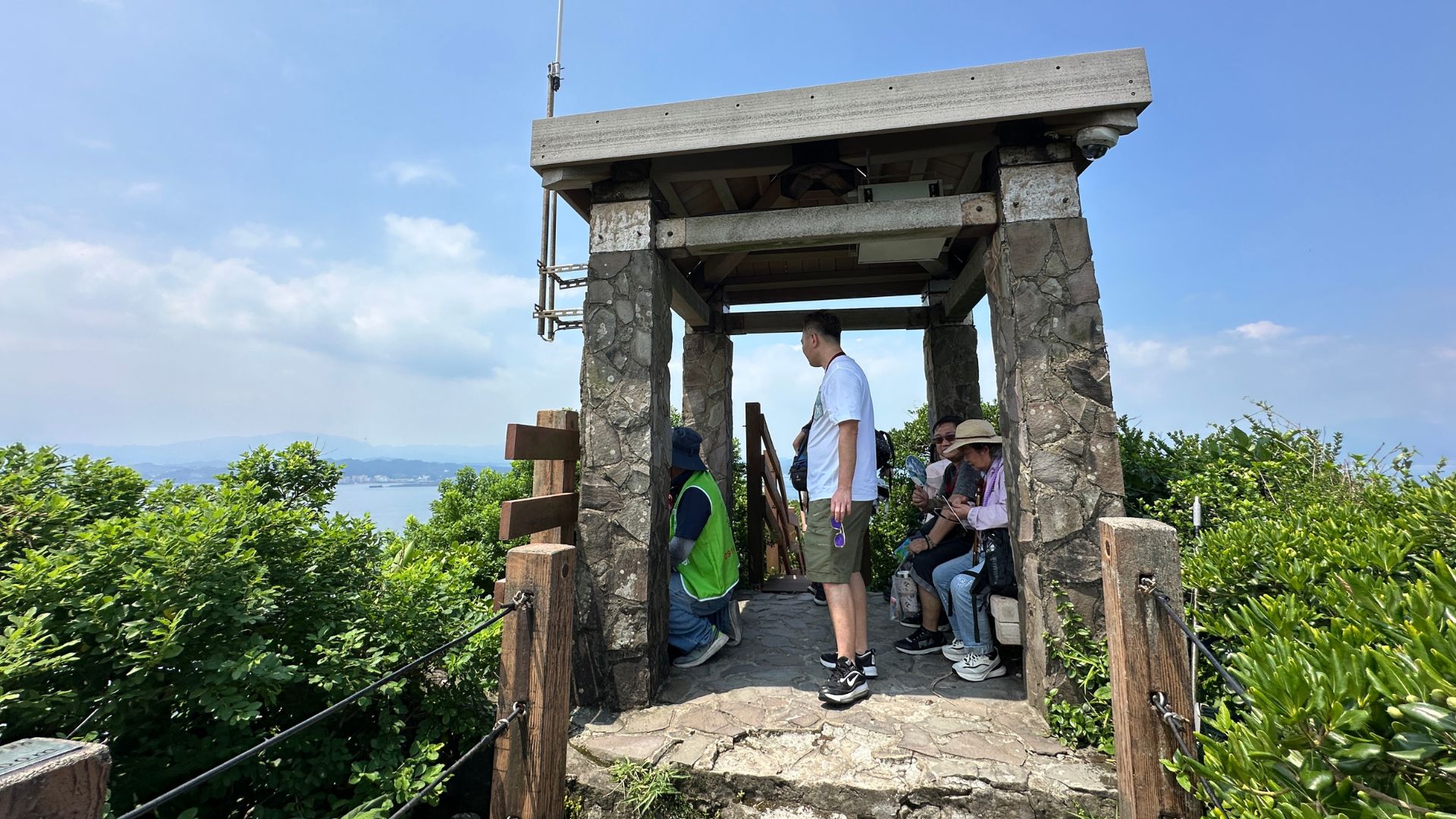 基隆嶼燈塔步道中途有座小涼亭