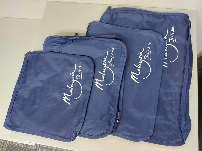 5/24至10/30凡在馬來西亞館購買馬來西亞套裝行程並預付訂金2,000元，前100名完成報名者將可獲得馬來西亞觀光局贈送的多功能行李收納袋乙份。