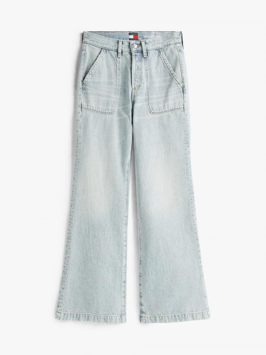 這條張員瑛同款「寬鬆高腰牛仔褲」，運用高腰線定位腿長，再搭配上落地的寬鬆長度，不只能顯瘦，同時還能讓女孩透過搭配跟鞋、厚底鞋款來延伸腿部線條。